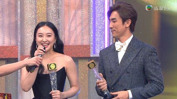 TVB颁奖礼上演宫斗，钟嘉欣痛失视后输给林夏薇是因为站错队？