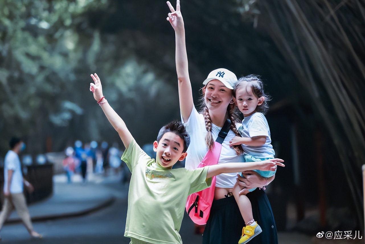 应采儿晒母子三人合照，2岁Hoho五官变化超大，清秀帅气像女孩