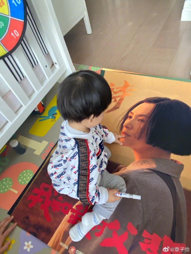 章子怡带醒醒小苹果滑雪被偶遇，温柔搂粉丝合照，真人被赞超级瘦