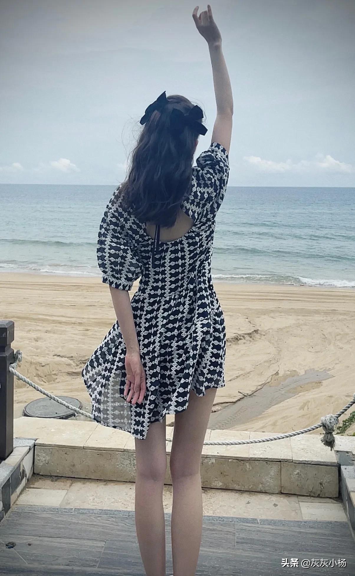 王玉雯，简约裙装，清纯甜美长相，气质脱俗