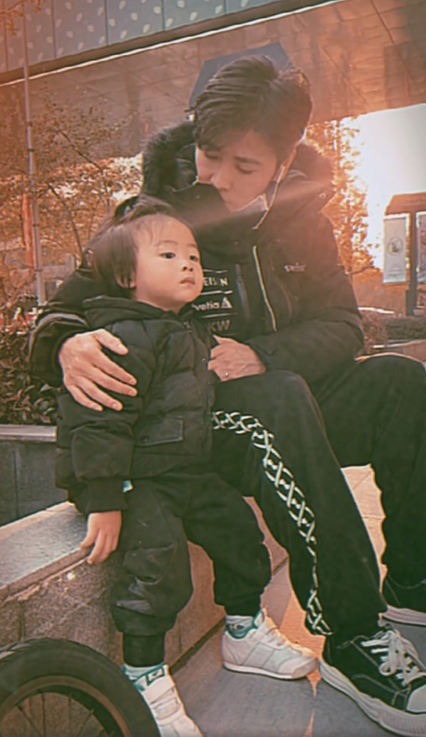 张晋带娃好有爱，搂着儿子唱粤语歌，乐儿扎小揪揪全程“冷漠脸”
