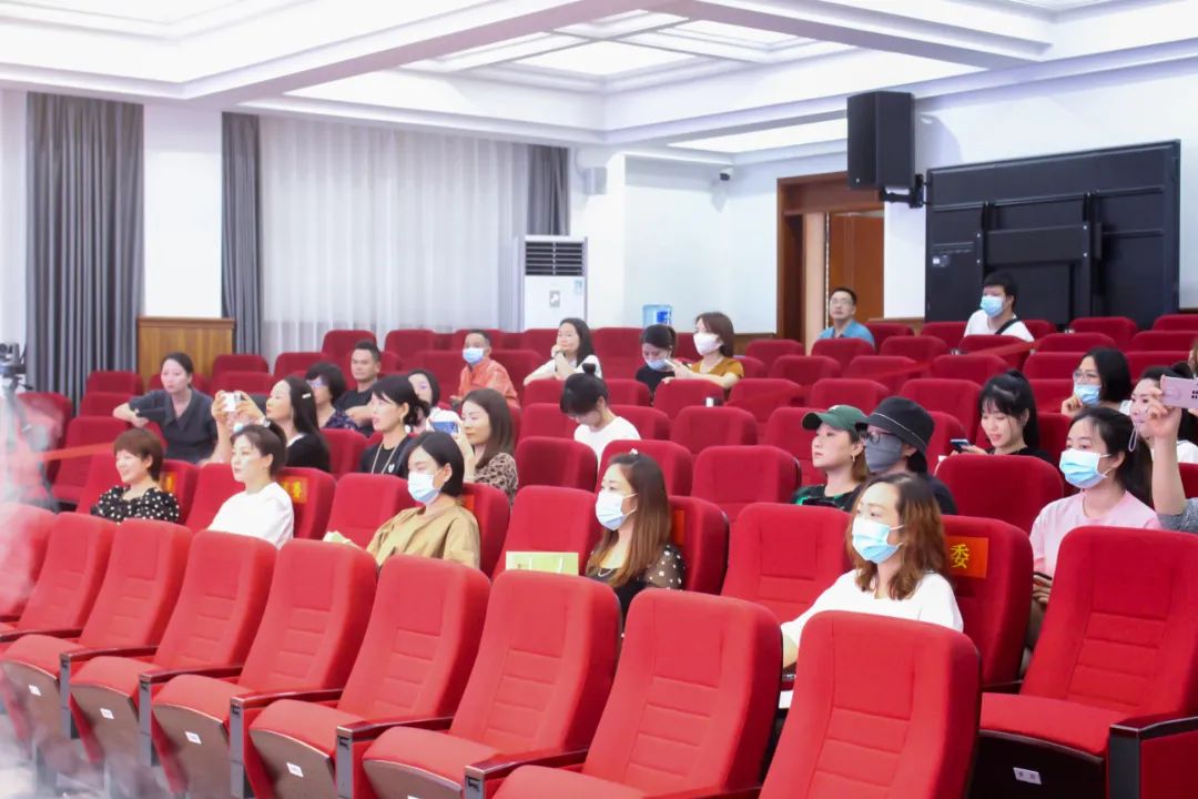 天府新区华阳实验小学举行“童星耀五月·艺术绽花开”群舞比赛