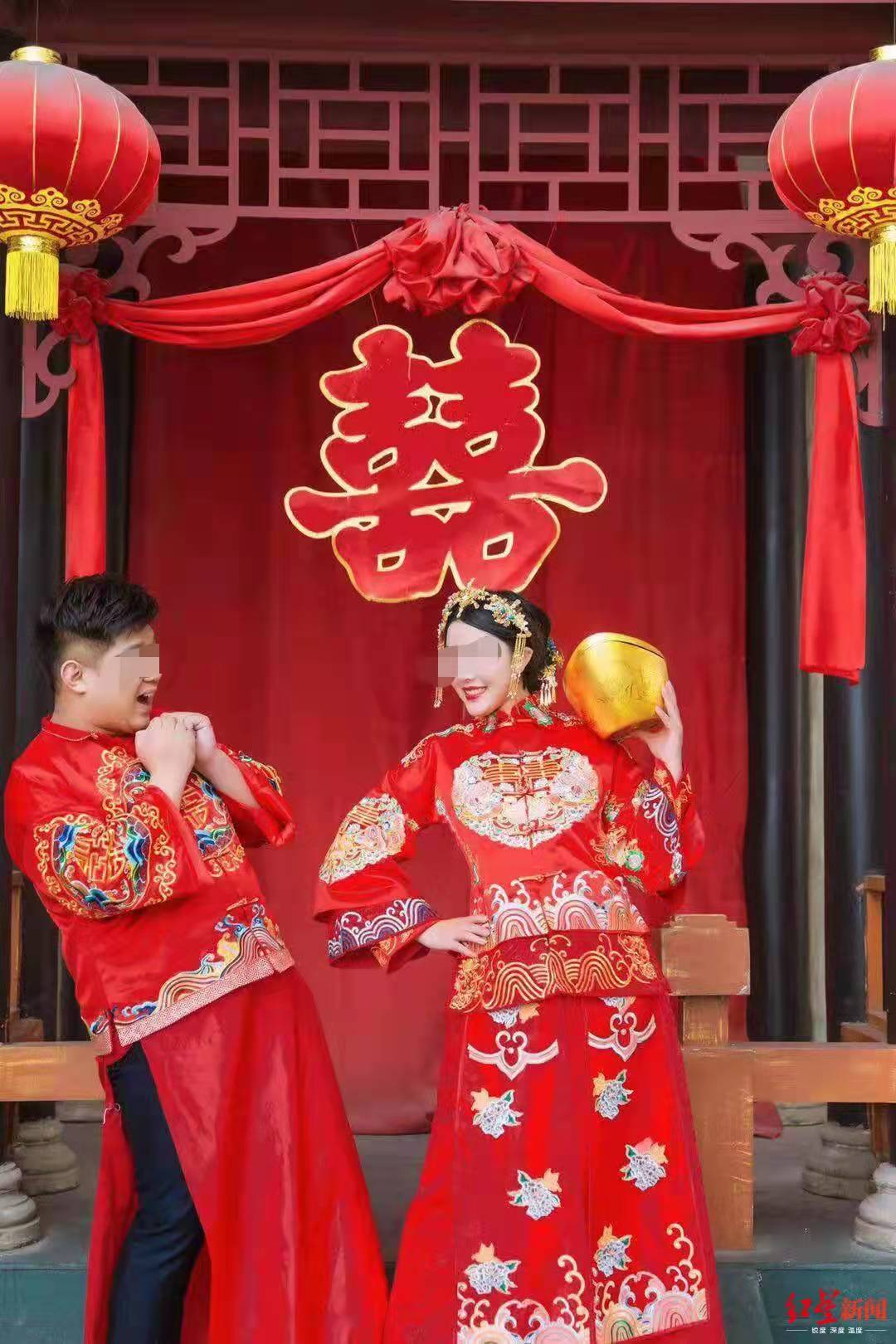 夫妻卫生间中毒身亡，女方父母起诉房东索赔99万，曾反映马桶水封低，房东称双方都倒霉，凶宅卖不掉租不成