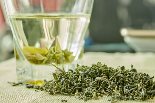 茶叶虽好，3种茶要少喝，伤肾又伤胃！提醒：建议6类人不喝浓茶