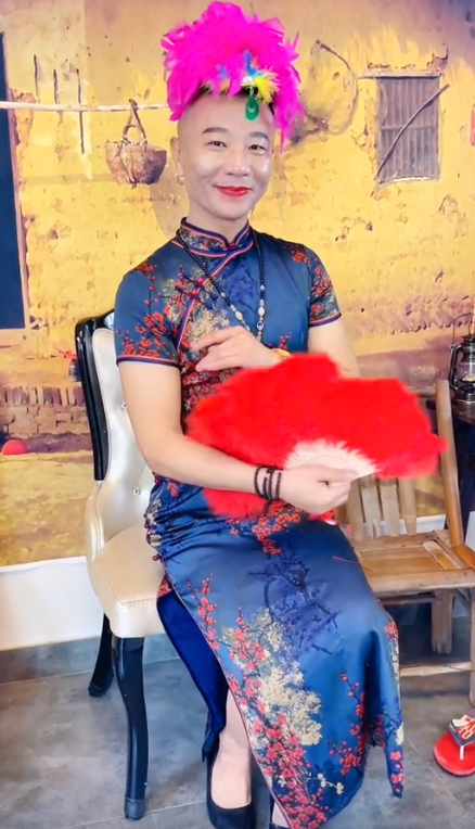 爱表演的生哥：模仿老太太走红圈粉400万，被赞“第二个宋小宝”