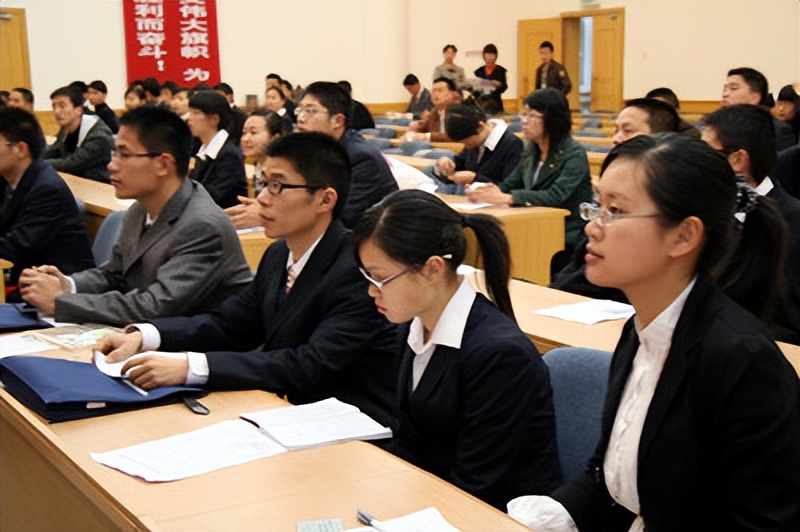 公务员工资有“新调整”，年终奖或将下降，老师会受影响吗？