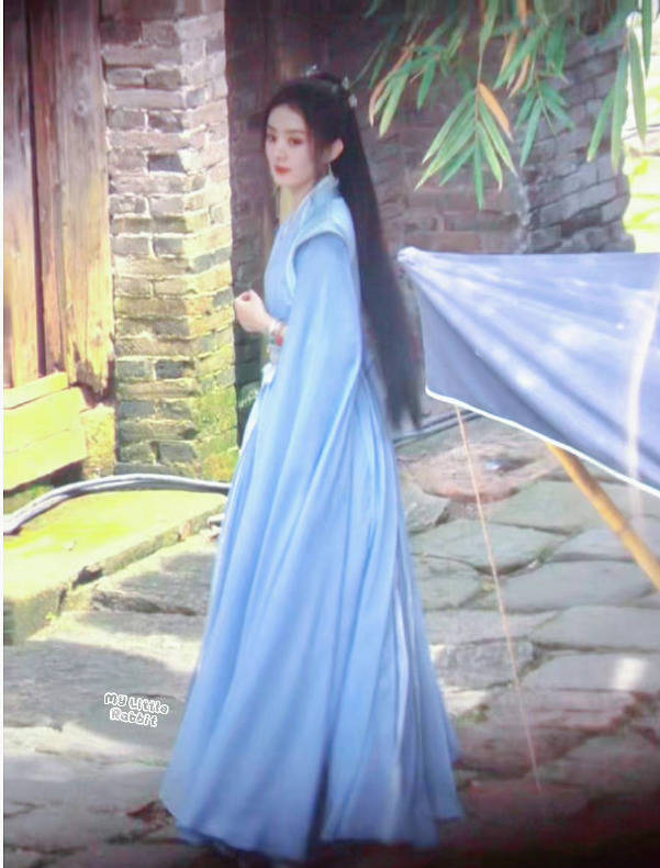 赵丽颖《与凤行》首曝路透照，穿蓝色坎肩古装仙气十足