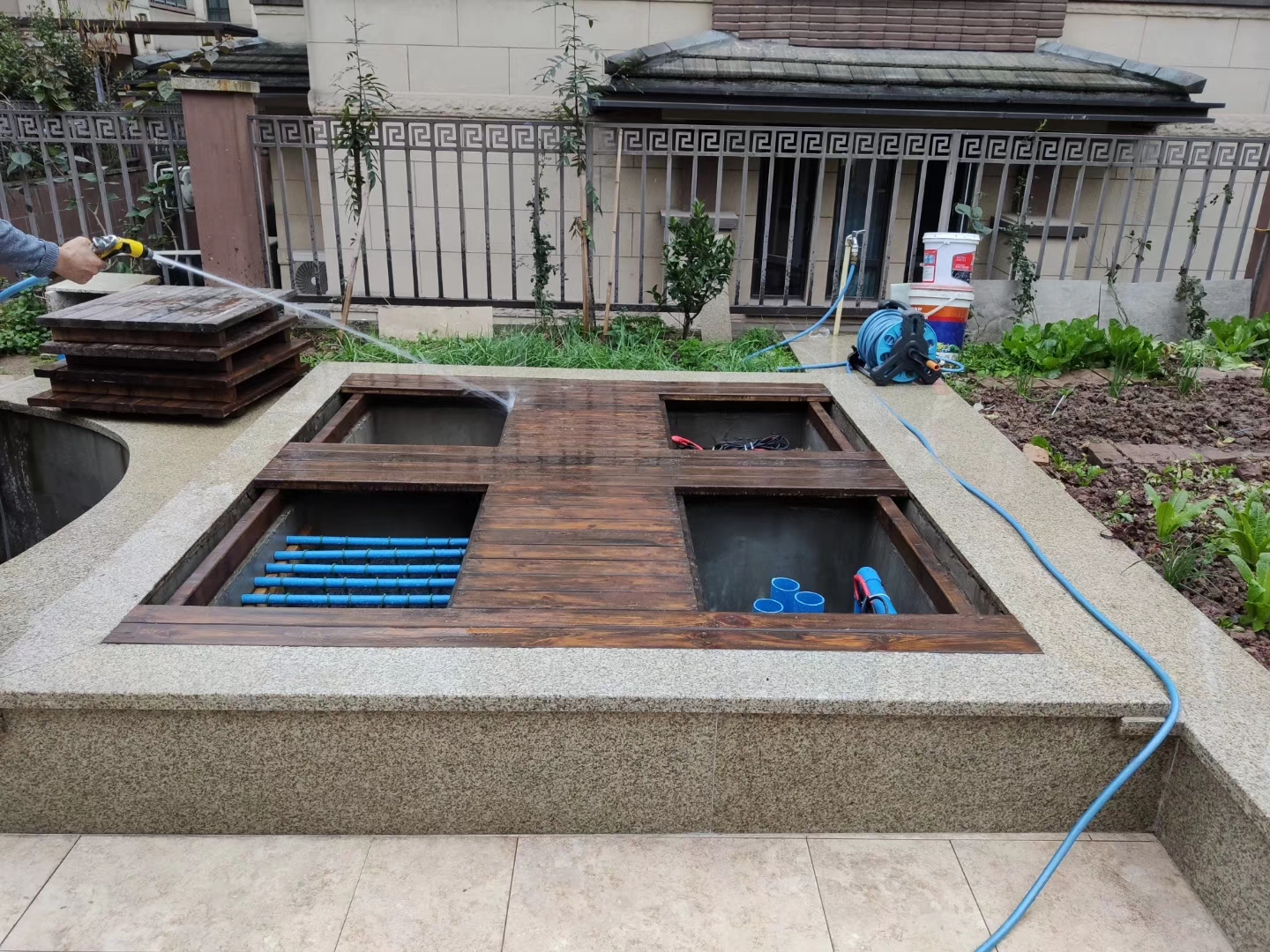 鱼池过滤系统设计庭院鱼池过滤系统溢流式过滤系统的原理:一般,过滤池