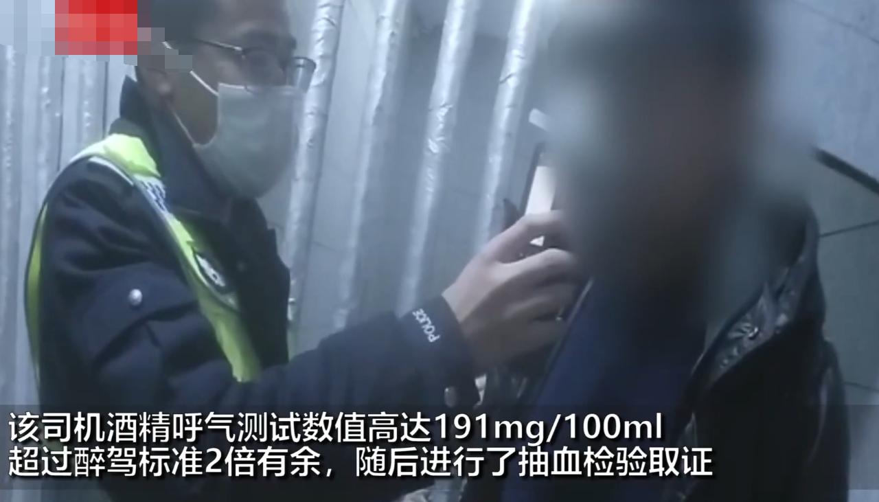 湖北一司机路口等红灯睡着半小时，被民警叫醒后直接踩油门差点把民警带走，警方：系酒驾，将吊销驾驶证