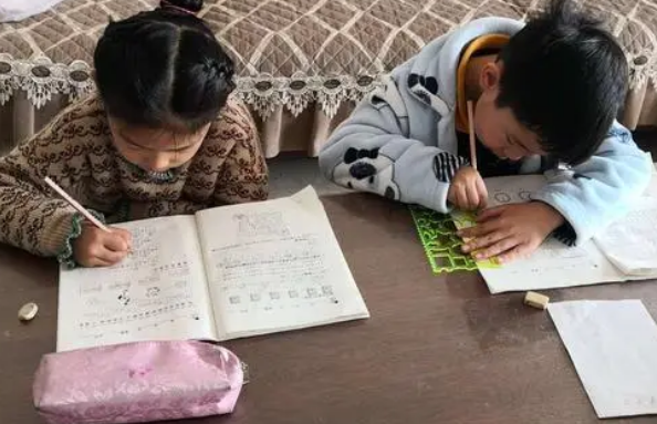 小学生想和喜欢的女生同桌，给老师写申请书，理由让老师难以拒绝