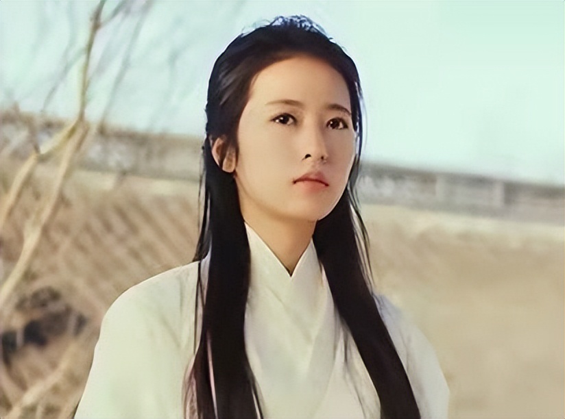 周雨彤：被水枪呲到脱妆，素颜一点都不像27岁的人