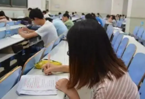 大学里隐藏的“私下交易”，大学生习以为常，实则影响了就业