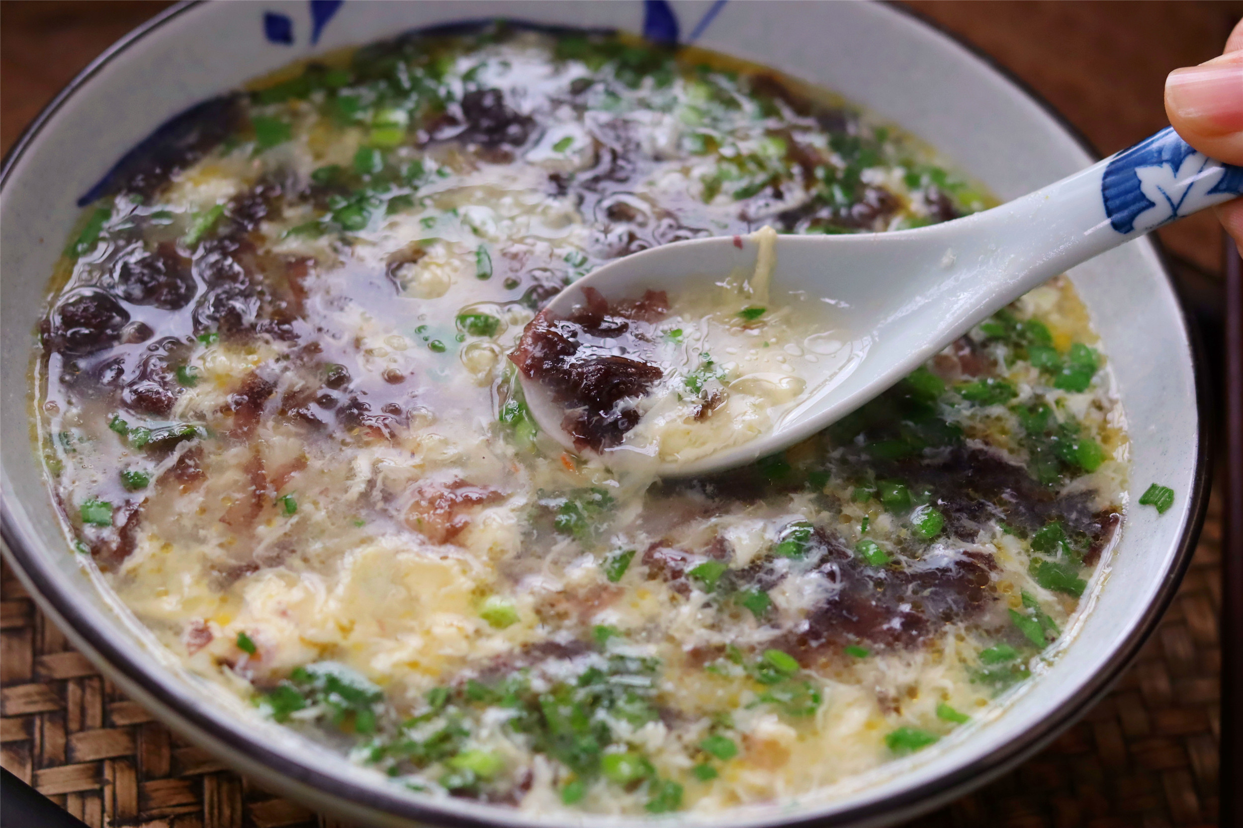 做紫菜蛋花汤，不少人第一步就错了，难怪清汤寡水，味道不好喝