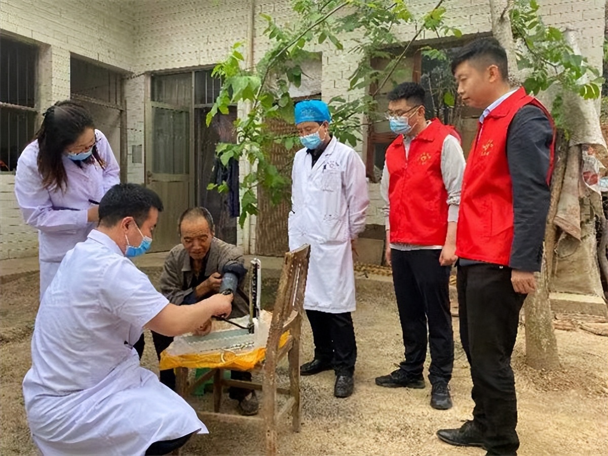 眉县：上门健康检查，赠送药品 打通特困人员就医“最后一公里”
