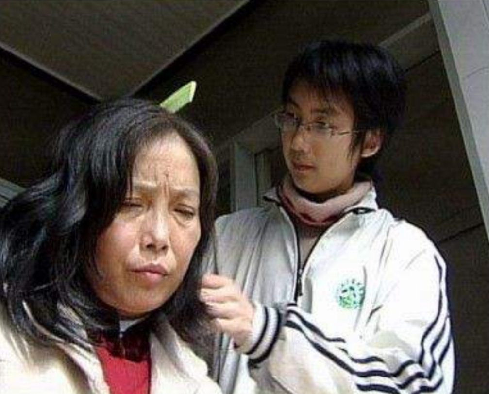 2005年“背母上学”的男孩，29岁时变性为刘婷，当选国际选美女郎