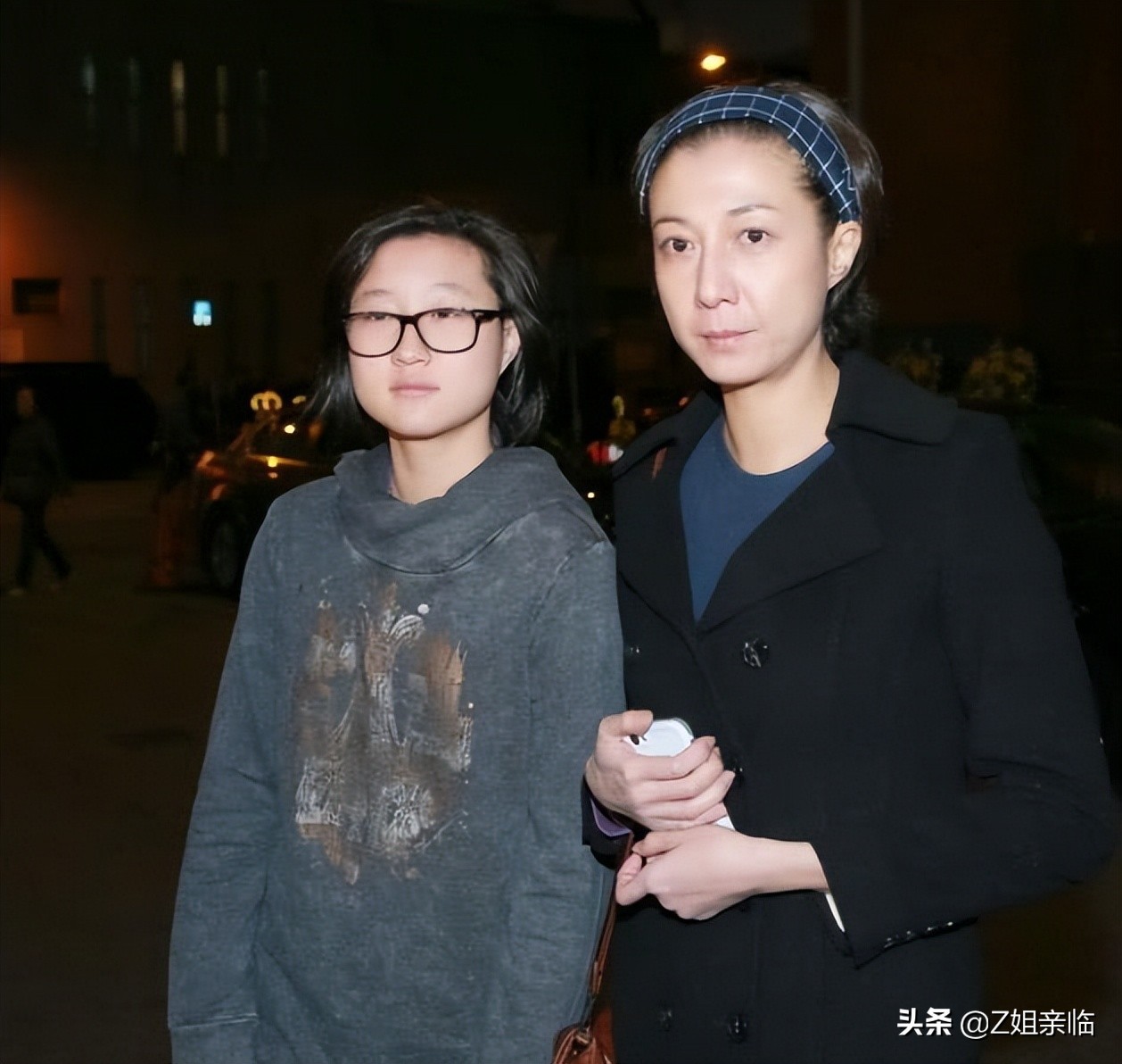 表面是星二代，实际是可怜人，有亲爹像没有，最长38年没见过爸爸