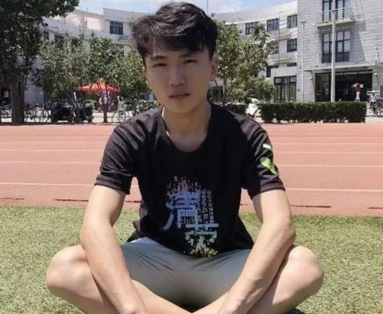 7年了，湖南男孩674分考清华，父亲每天挑200担沙，后来怎样了？