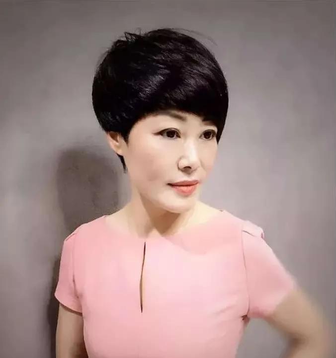 三十四岁女人的短发这样选，时尚减龄又显气质，精干利落又有品味