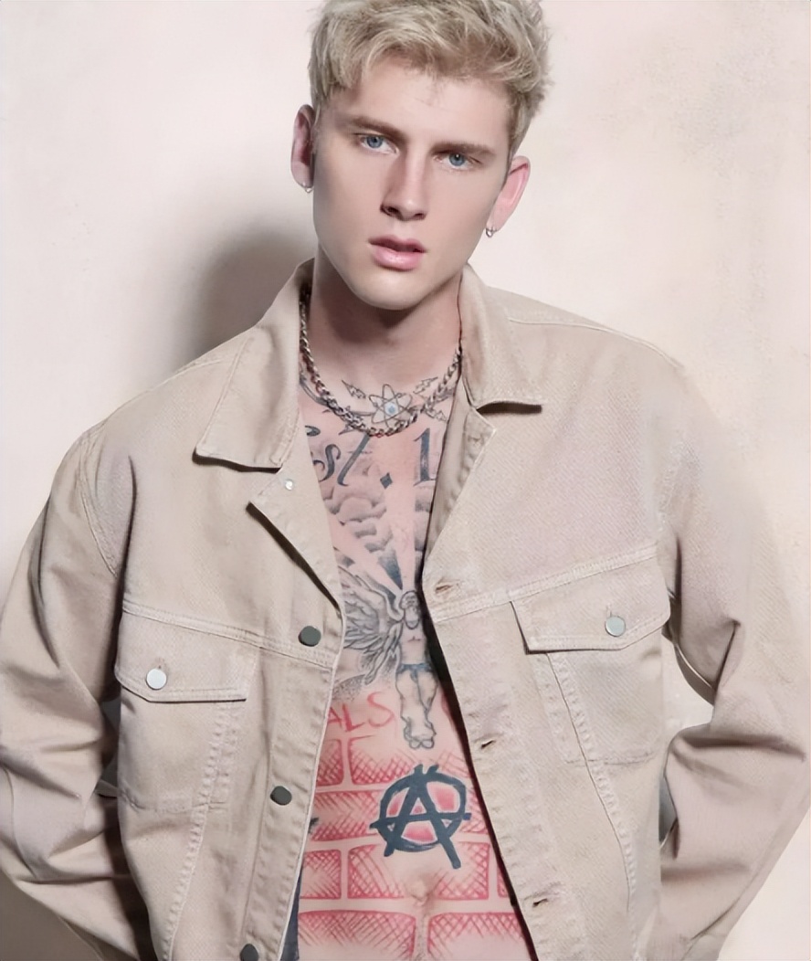 知名歌手枪爷表演太疯狂！直接用酒瓶砸脑袋，一边流血一边唱歌