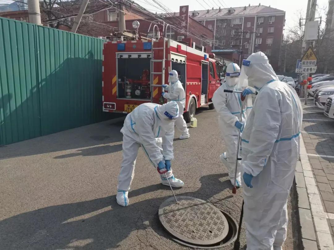 为了人民群众的平安幸福，“火焰蓝”化身“战疫白”