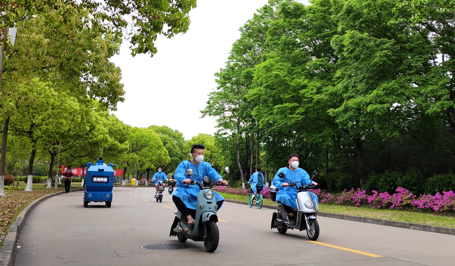 优小哥三代驰援上海高校，机器人志愿者为校园配送保驾护航