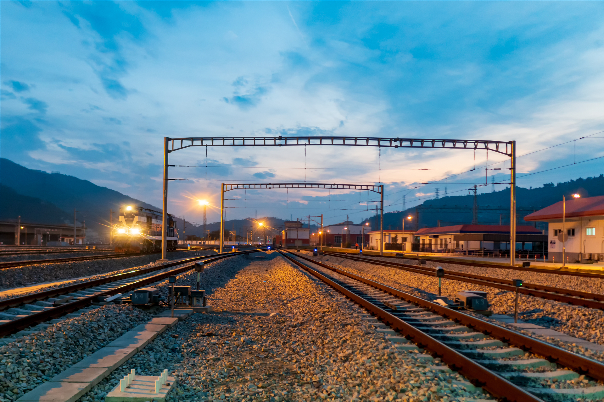 中国又一壮举！新疆和若铁路开通运营，世界首条沙漠铁路环线诞生