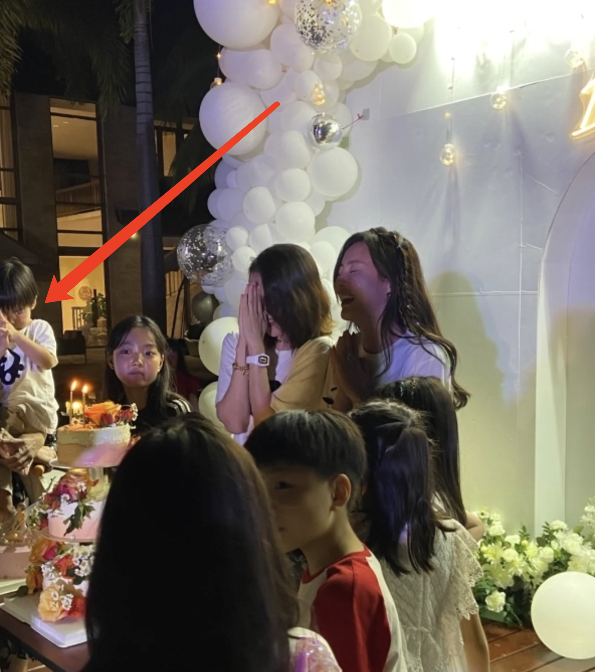 章子怡在三亚庆生，被网友大赞超级随和，儿子模仿妈妈许愿萌态足
