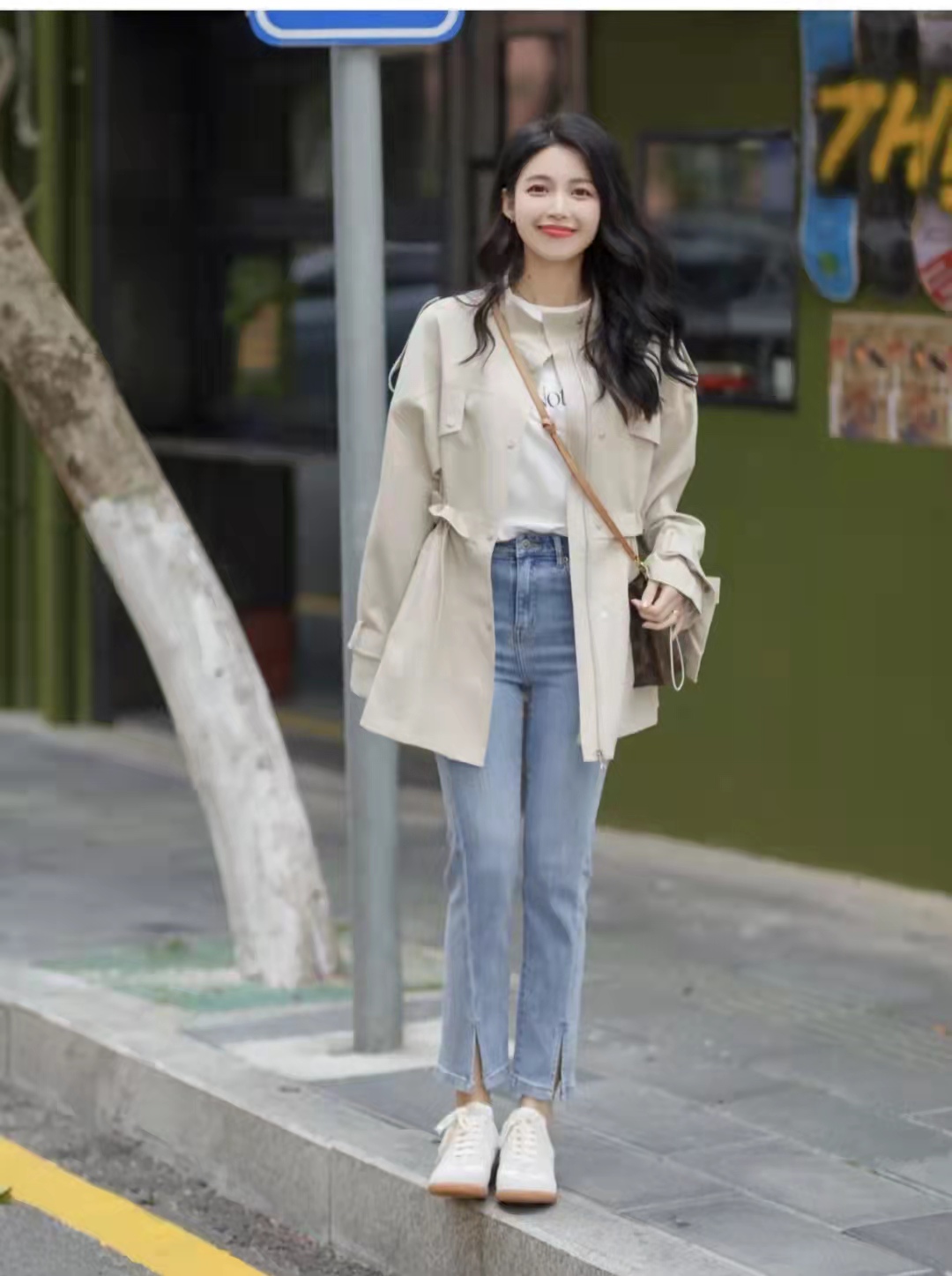 开叉裤搭配什么上衣和鞋子(跟着穿搭博主让你颜值暴涨)