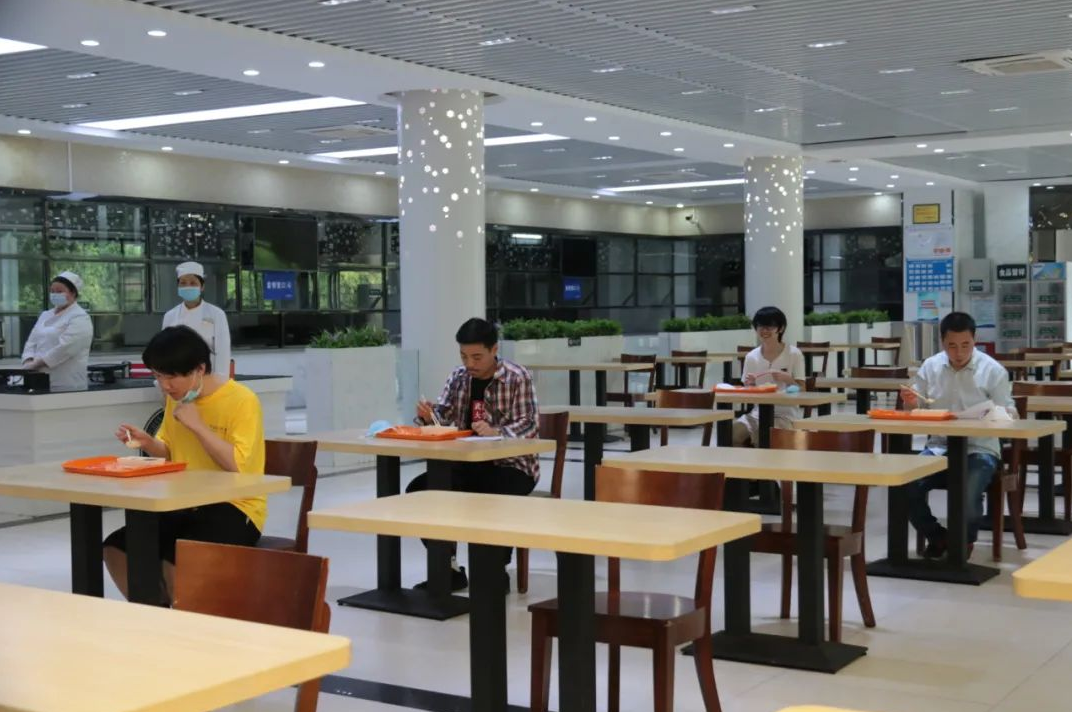 大学“阴间食堂”走红，用餐环境“接地府”，胆小的学生不敢进