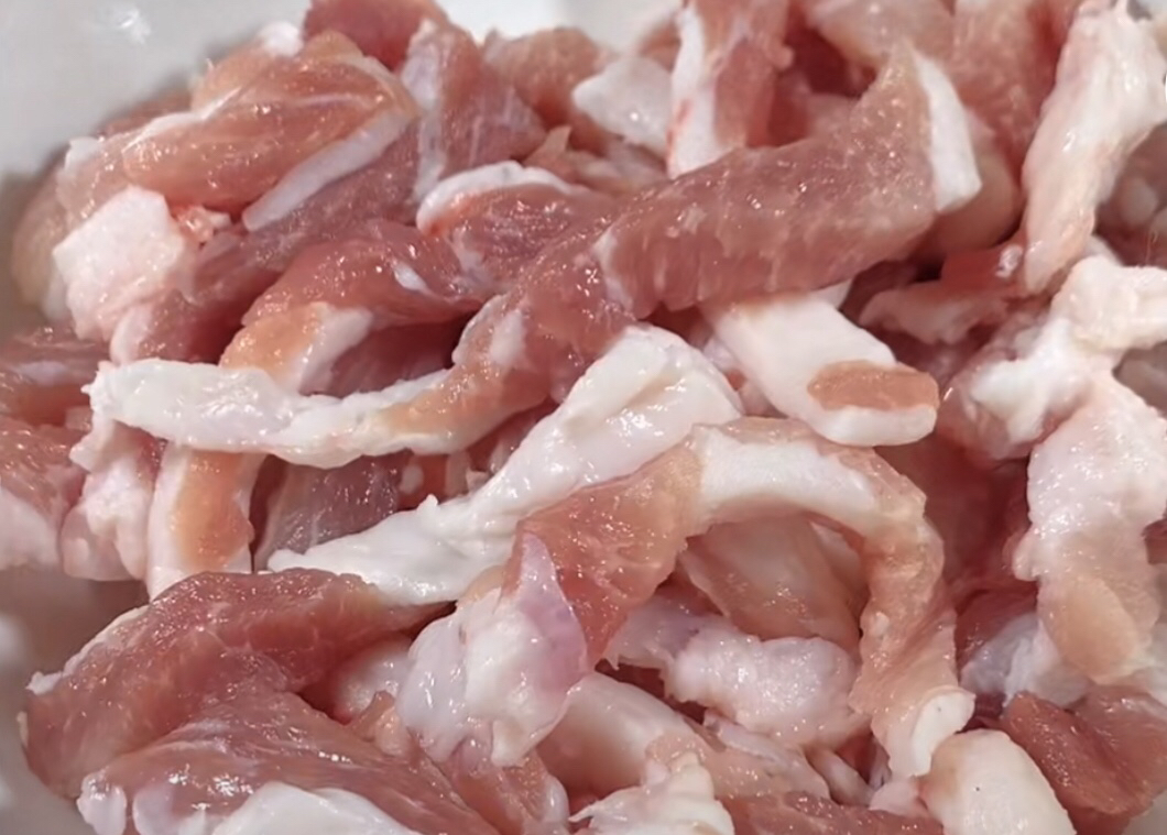 过年必备硬菜“炸酥肉”，这样做，外酥里嫩，金黄酥脆，久放不软
