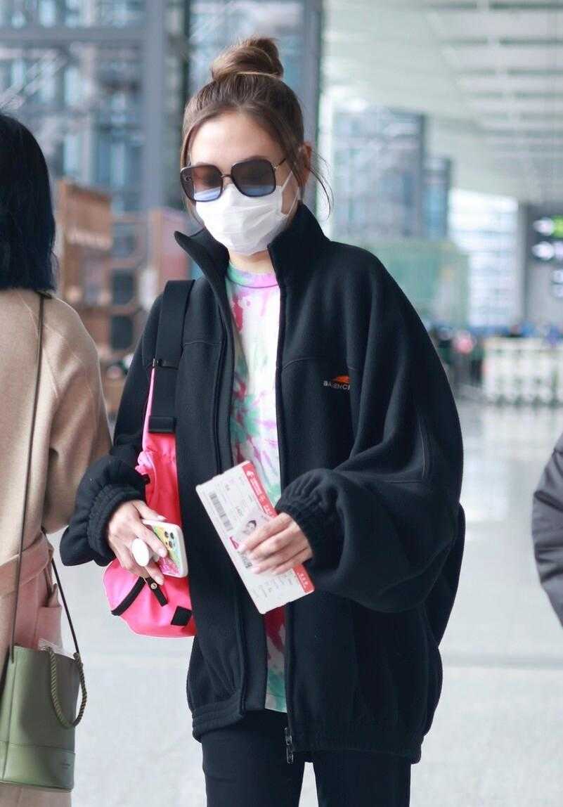 38岁的应采儿真会穿，一身黑色搭配彩色T恤，洋气不说还很高级