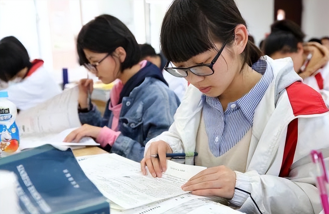 “民转公”大致敲定，民办学校老师面临就业难题，官方给指出方向