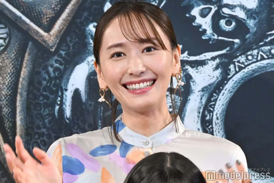 新垣结衣婚后现身被指发型出事！女生30岁后驾驭不了刘海？