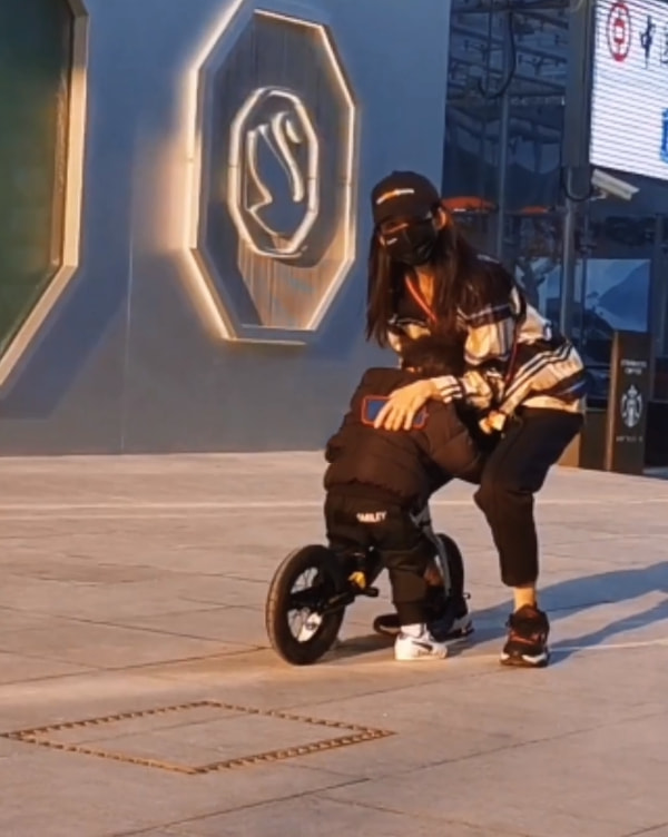 张晋带娃好有爱，搂着儿子唱粤语歌，乐儿扎小揪揪全程“冷漠脸”