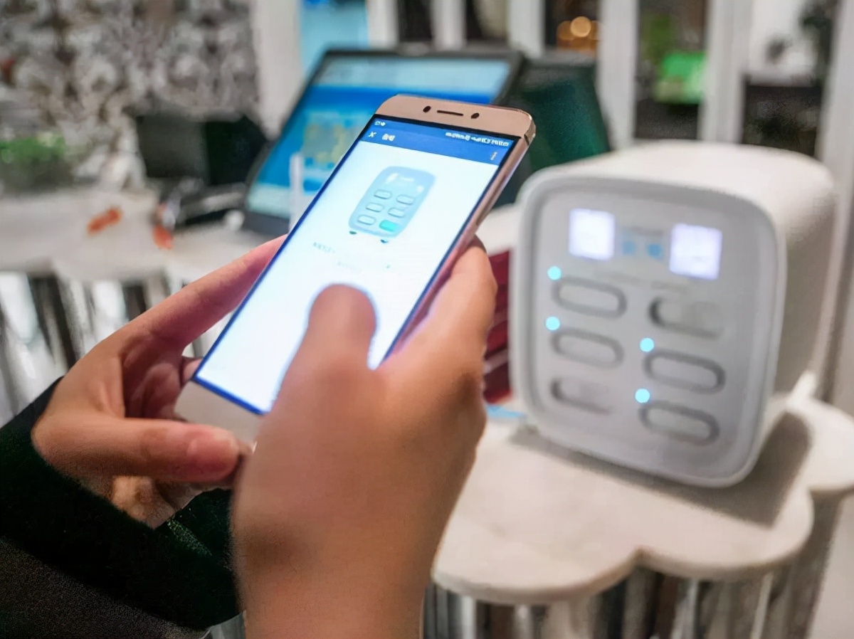 平台裁员、代理商跑路，红极一时的共享充电宝，为何会一地鸡毛？