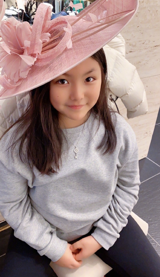 李湘晒母女近照，王诗龄靠着妈妈卖萌，试穿衣服身材高挑又瘦了