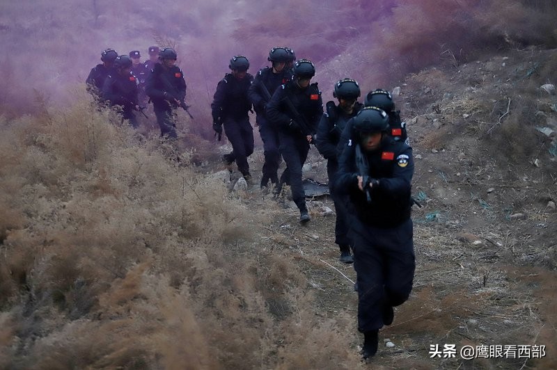 「摄影报道」甘肃平凉：特巡警冬季练兵忙