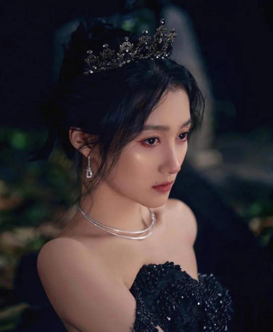 同样是浪漫迷人的“赫本风”，哪一位女星让你最惊艳？