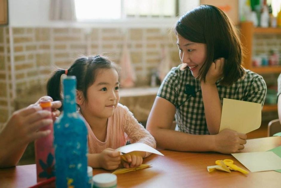 当代90后带娃有够懒，2岁女宝宝凌晨叫不醒睡熟爸妈，自己换尿布