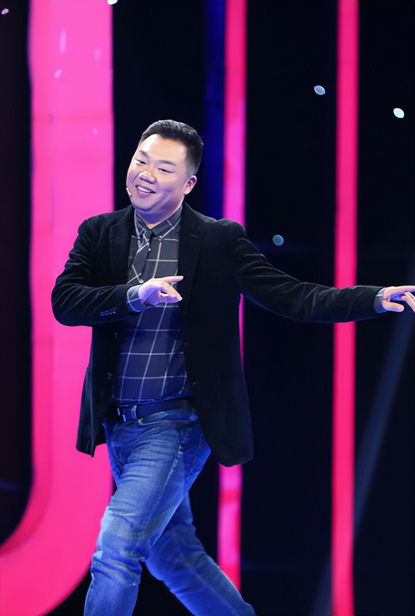 “李大嘴”姜超，相亲20次娶胖妻，38岁才得子，蜗居生活也幸福