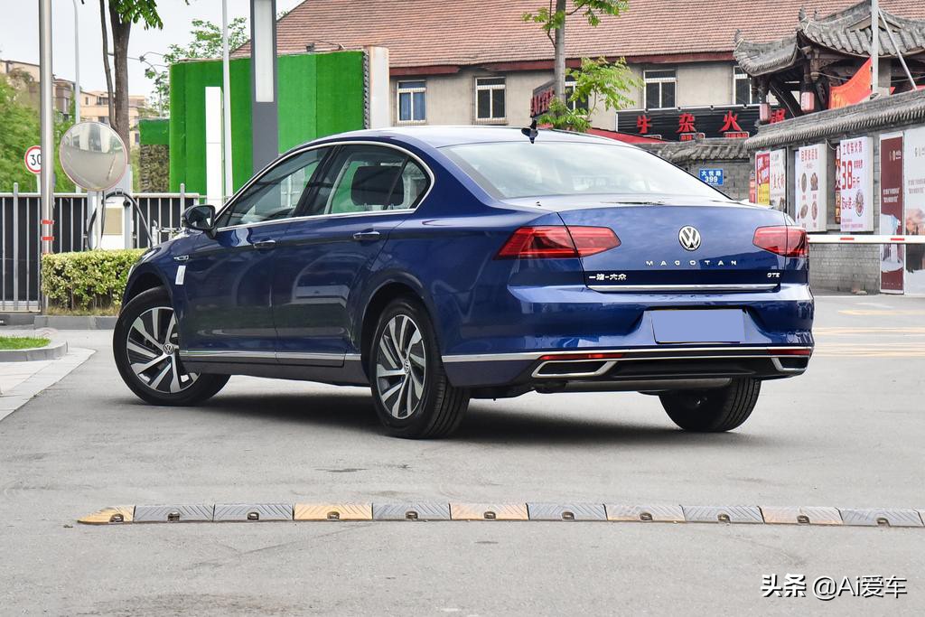 自动挡低油耗1.8L，合资中型家轿标杆，高性价比，大众迈腾新能源