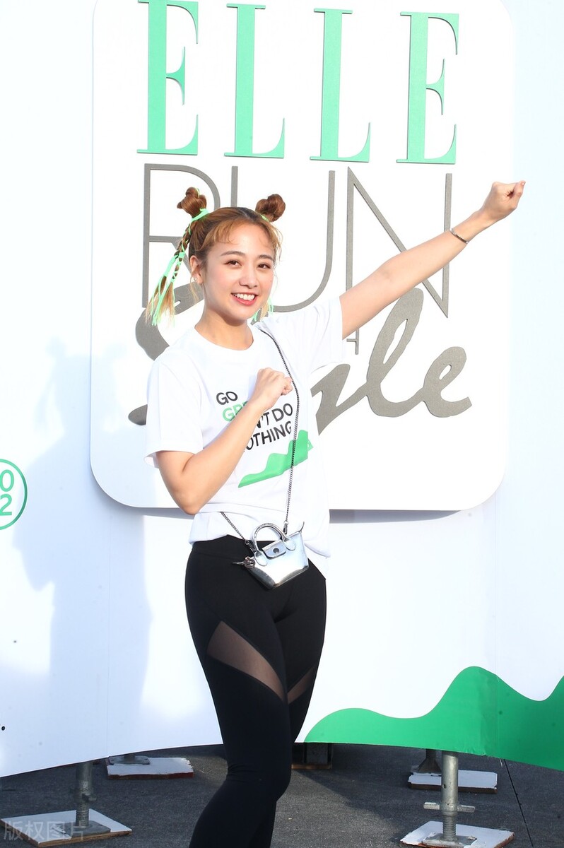 吴映洁出席风格路跑活动 年轻有为活力满满