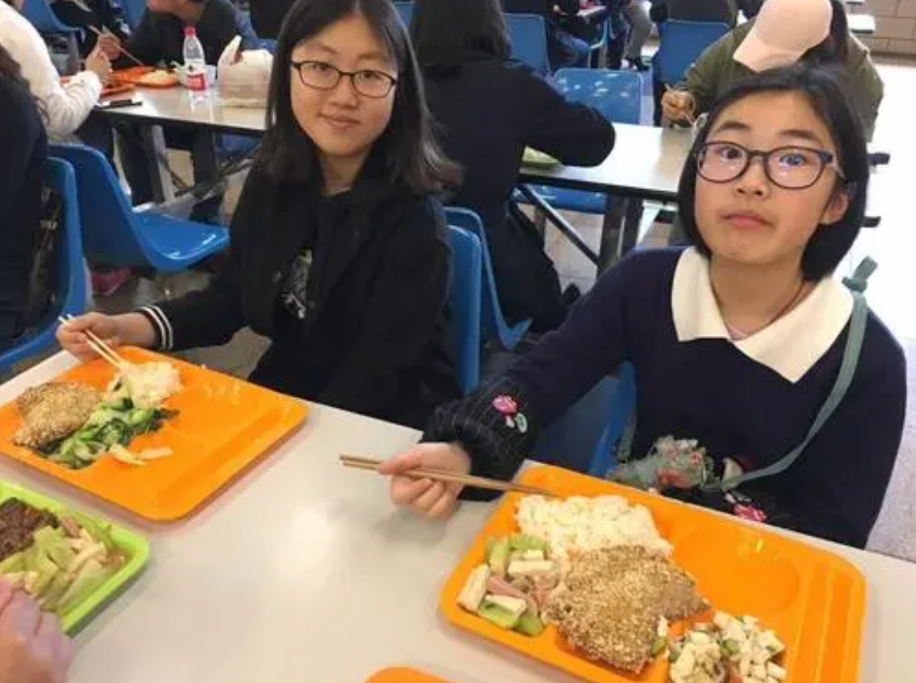 大学“阴间食堂”走红，用餐环境“接地府”，胆小的学生不敢进