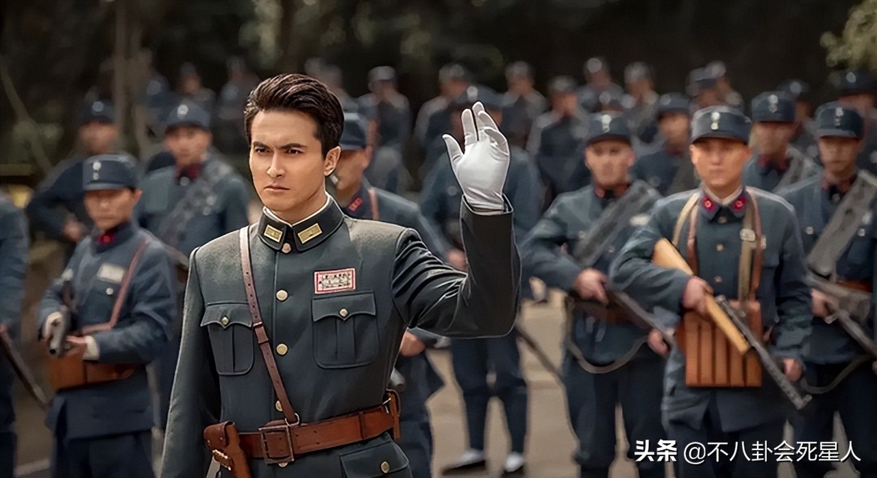 抗日剧变矫情？涂发胶抹口红，白面烧饼还嫌弃，对得起以前战士吗