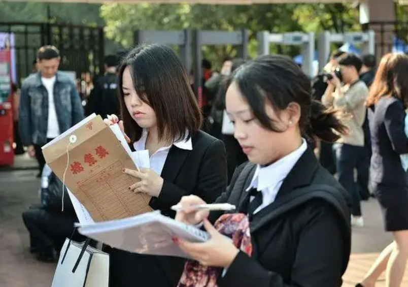 公务员政审出“新规定”，录用标准变严格，大学“犯错”或受影响