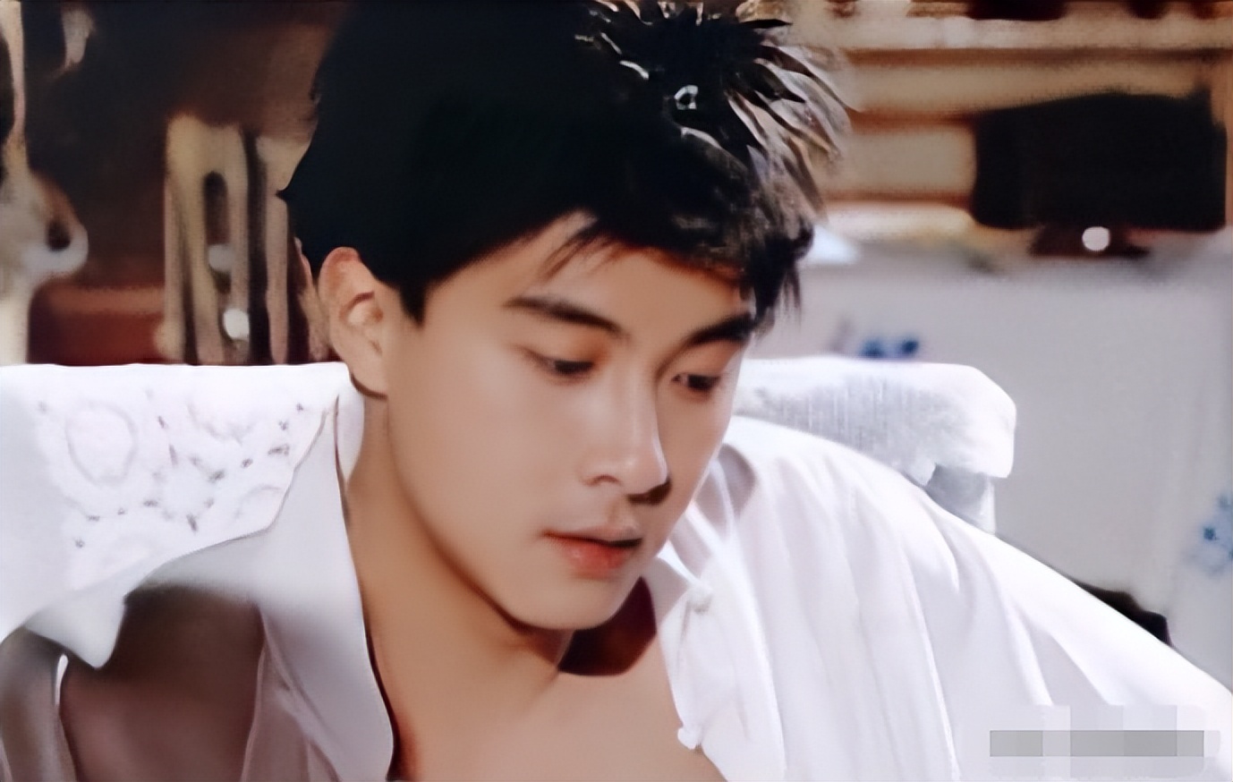 同样是演白面书生，把张国荣、任泉和佟梦实放在一起差距就出来了