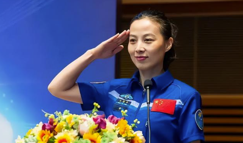 “摘星星的妈妈回来了”，王亚平兑现女儿诺言，学历曝光令人敬佩