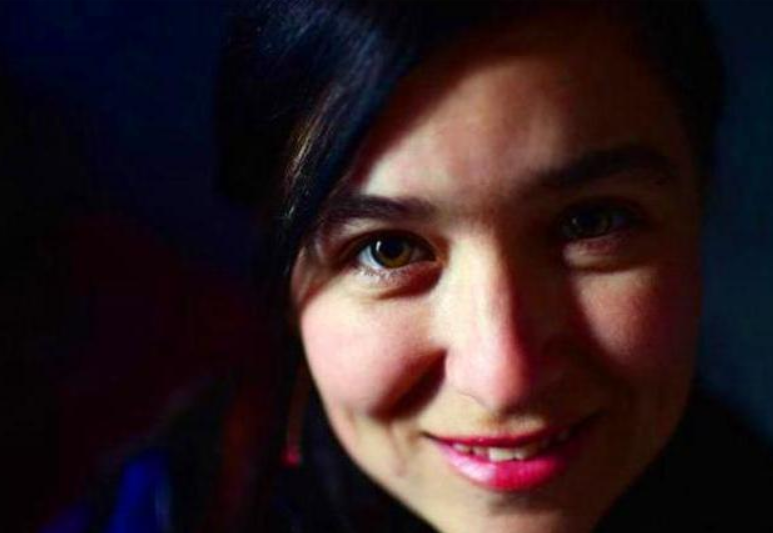 24岁外国女大学生倒追45岁农民工，今已成婚生子，计划在成都买房