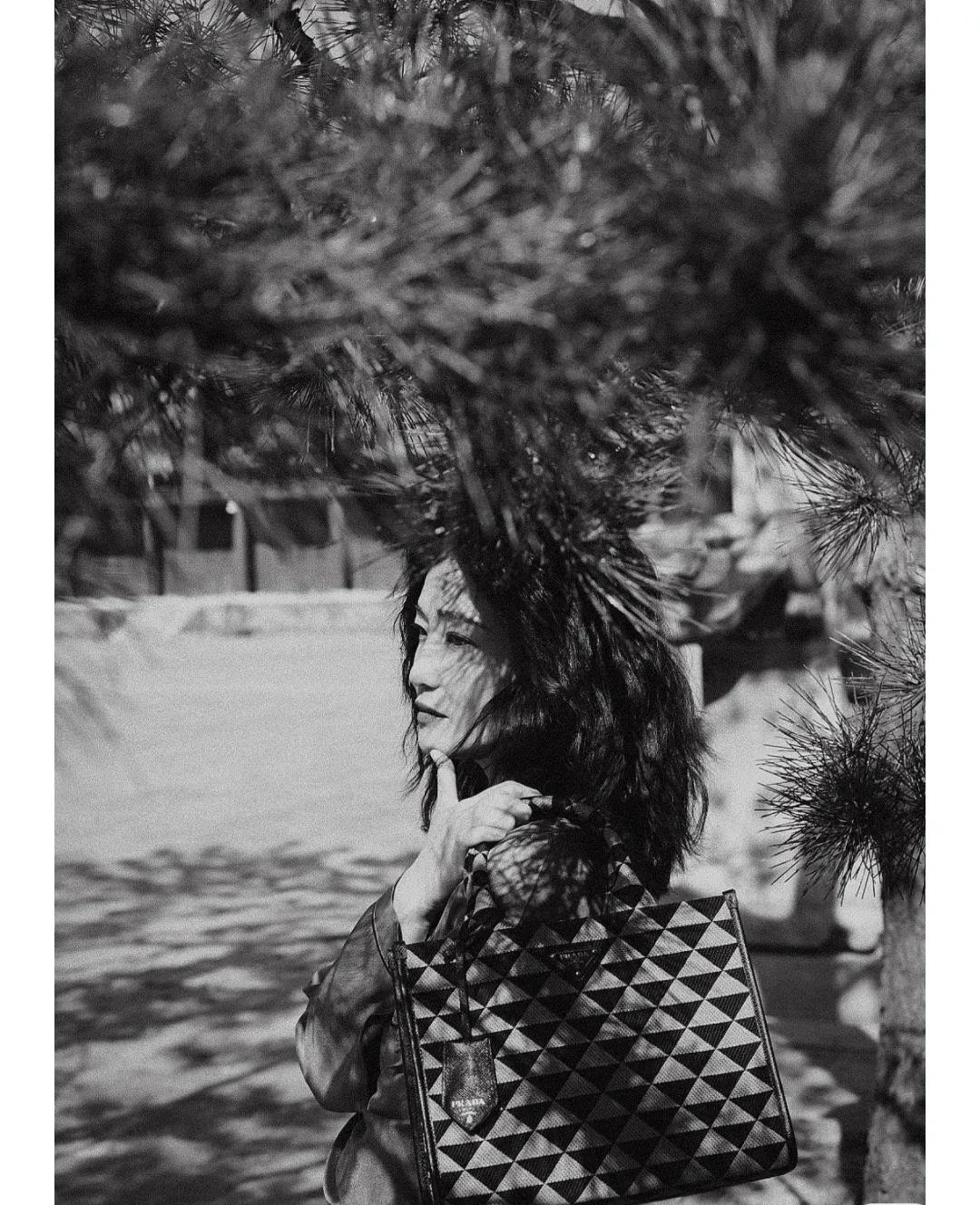 郭柯宇离婚后活成女王，手提几十万奢侈品包，脚踩上万名牌鞋