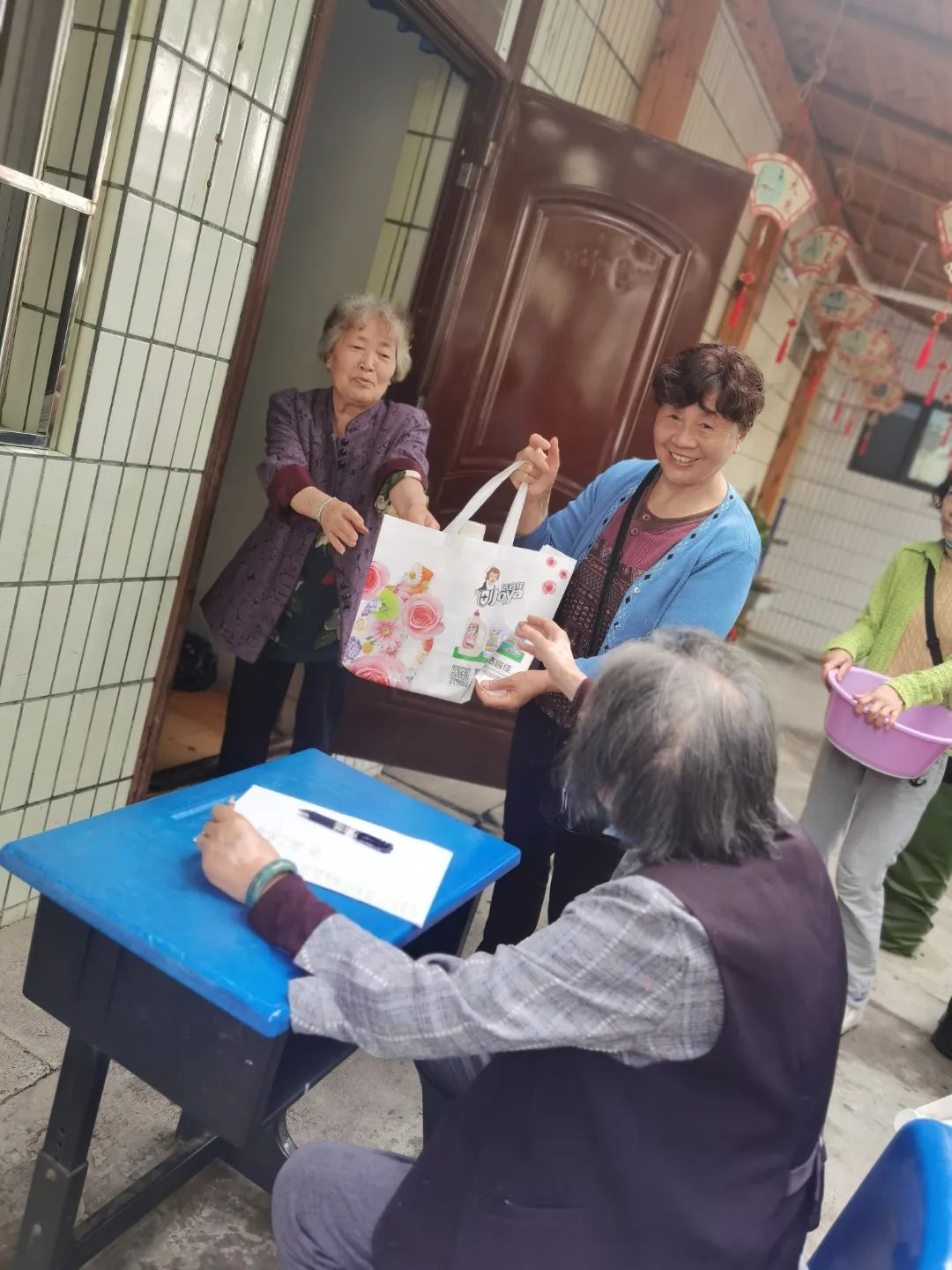 天府新区华阳实验小学举行“爱成都 迎大运”退休职工趣味运动会